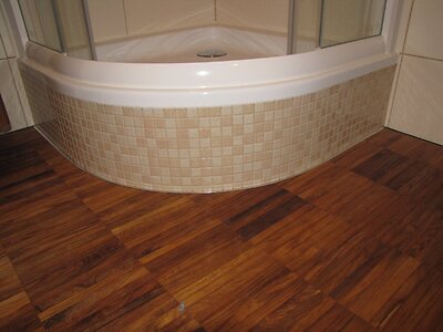 Dřevěná podlaha kantovka v koupelně