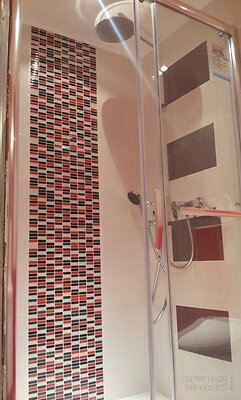 Nová koupelna v panelákovém bytě (sprchový kout s horní sprchovou hlavicí)