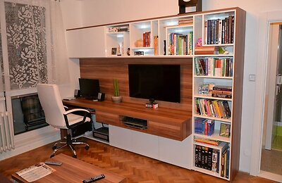 Nábytek na míru do obývacího pokoje (pracovní kout, TV stěna a knihovnička)