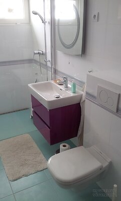 Nová koupelna v rodinném domě (fialový koupelnový nábytek na míru dle přání klienta)