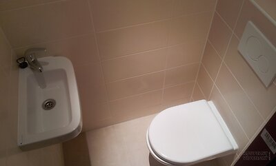 Rekonstrukce bytového jádra v panelovém domě v Brně - záchod a umývátko